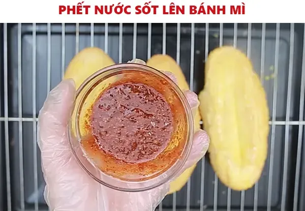 Cách làm bánh mì nướng muối ớt giòn cay ngon ngất ngây