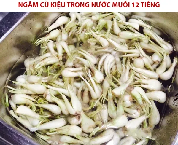 Cách làm dưa kiệu không cần phơi nắng vẫn trắng phau, giòn ngon khó cưỡng