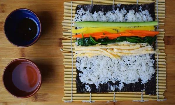 Cách làm kimbap Hàn Quốc tại nhà, đơn giản mà