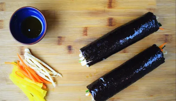 Cách làm kimbap Hàn Quốc tại nhà, đơn giản mà