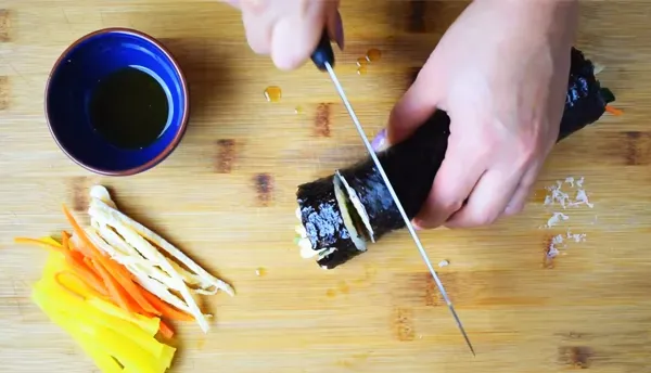 Cách làm kimbap Hàn Quốc tại nhà, đơn giản mà