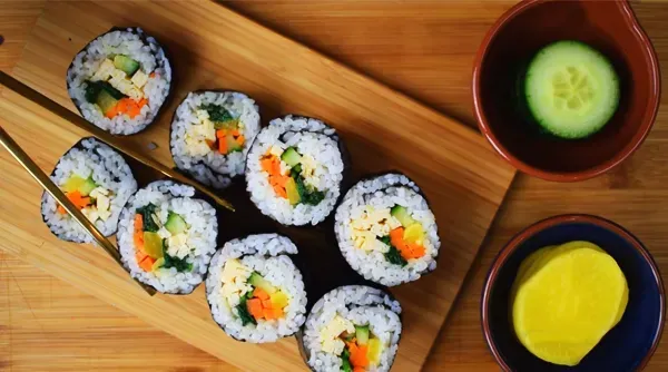 Cách làm kimbap Hàn Quốc tại nhà, đơn giản mà