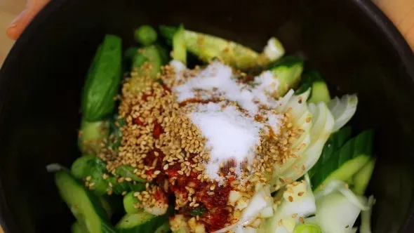 Cách làm salad dưa leo trộn cay (Oi-muchim) chuẩn hương vị Hàn thật dễ dàng